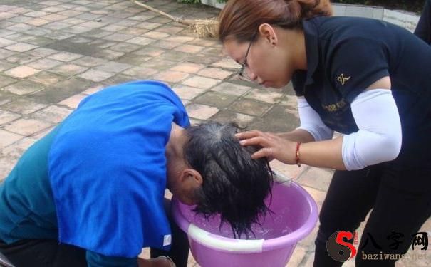 夢見別人的姐姐給我洗頭